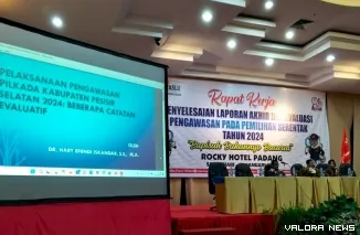 DR Hary Efendi Iskandar, Akademisi Universitas Andalas (tengah) di Rapat Kerja Penyelesaian Laporan Akhir, dan Evaluasi Pengawasan, Pada Pemilihan Serentak Tahun 2024, dilaksanakan Bawaslu Pessel, di Padang, Sabtu (25/1/2025). FOTO: tusrisep