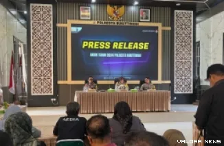 Kapolresta Bukittinggi, Kombes Pol Yessi Kurniati didampingi Wakapolresta dan Kabag Ops, memberikan keterangan pers akhir tahun 2024, Selasa. (hamriadi)