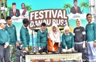 Pj Bupati Kampar, Hambali didampingi Kadis Pariwisata dan Kebudayaan, Zamhur dan jajaran, pada pembukaan Festival Danau Rusa, Senin. (humas)