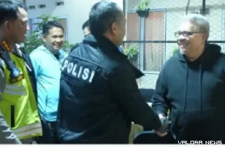 Kapolda Sumbar, Irjen Pol Gatot Tri Suryanta menyambut kedatangan Ketua DPRD Sumbar, Muhidi dan Evi Yandri (wakil ketua) pada kegiatan patroli R2 di Kota Padang, Jumat malam. (humas)