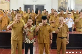 Bupati Agam, Andri Warman bersama Musfi Yendra (Ketua KI Sumbar) beserta jajaran, foto bersama dengan peserta sosialisasi penguatan peran Pejabat Pengelola Informasi dan Dokumentasi (PPID), di Aula Kantor Bupati Agam, Senin. (humas)