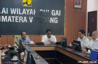 Ketua DPRD Padang, Muharlion berdialog dengan pimpinan Balai Wilayah Sungai (BWS) V, Selasa. Ikut hadir dalam kesempatan itu, Kepala Dinas PUPR Kota Padang, Tri Hadiyanto. (humas)