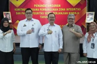 Ketua DPRD Sumbar, Muhidi didampingi Kanwil Kemenkum Ham Sumbar dan jajaran, foto bersama usai penandatanganan Zona Integritas Tahun 2025, Senin. (humas)