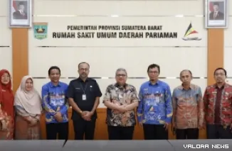 Ketua DPRD Sumbar, Muhidi foto bersama dengan pimpinan RSUD Pariaman usai kunjungan kerja ke unit layanan masyarakat itu, Kamis. (humas)