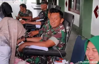 Komandan Kodim 0304/Agam, Letkol (Arm) Bayu Arditya Nugroho beserta istri, ikut mendonorkan darahnya pada perayaan HUT Korem 032/Wirabraja ke-40 dan HUT Persit Kartika Chandra Kirana ke-79, Selasa. (hamriadi)