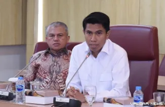 Wakil Ketua Komisi II DPR RI, Bahtra Banong memberikan keterangan pers tentang temuan kecurangan seleksi PPPK di gedung parlemen, Senin. (humas)