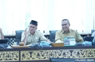 Wakil Ketua Komisi II DPRD Sumbar, Ilson Chong, pimpin rapat dengan mitra kerja Komisi II dengan agenda evaluasi kegiatan tahun 2024 dan persiapan pelaksanaan kegiatan tahun 2025, Jumat. (humas)