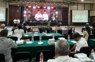 Ketua KPU Bukittinggi, Satria Putra didampingi anggota lainnya, menetapkan pasangan Ramlan Nurmatias-Ibnu Asis sebagai wali kota dan wakil wali kota Bukittinggi terpilih pemilihan serentak 2024 di Aula Istana Bung Hatta, Kamis. (humas)
