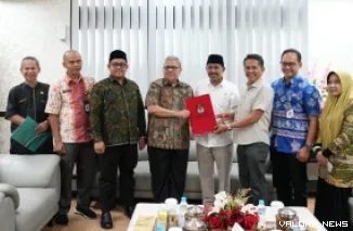 Ketua DPRD Sumbar, Muhidi terima surat keputusan hasil pemilihan serentak 2024 tingkat provinsi dari Ketua KPU Sumbar, Surya Efitrimen di ruang kerja pimpinan dewan, Jumat siang. (humas)