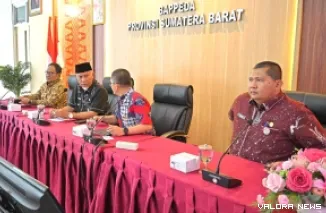 Gubernur Sumbar, Mahyeldi membuka FGD Peningkatan Akurasi Data untuk Optimalisasi Alokasi Dana Transfer ke Daerah Tahun 2026 di Ballroom Thamrin Nurdin, Kantor Bappeda Sumbar, Kamis. (humas)