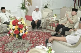 Gubernur Sumbar, Mahyeldi dialog dengan Ketua DHD 45 Sumatera Utara, Mayjen TNI (Purn) M Hasyim di istana gubernuran Sumbar, Kamis. (humas)