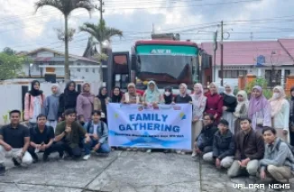 Foto bersama 30 mahasiswa penerima beasiswa dengan pengurus MDNG, jelang keberangkatan ke Alahan Panjang, Kabupaten Solok, Sabtu. (hamriadi)