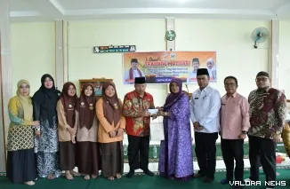 Pengurus MDNG, Mulyeni serahkan beasiswa dari Minang Diaspora Network Global pada Bupati Agam, Andri Warman di SMA 1 IV Koto, Kamis. (humas)