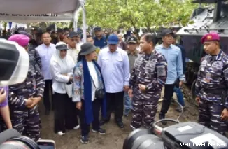 Ketua Komisi IV DPR RI, Siti Hediati Soeharto saat memimpin Kunjungan Kerja Spesifik Komisi IV DPR RI ke lokasi pagar laut di Desa Tanjung Pasir, Kabupaten Tangerang, Banten, Rabu. (humas)