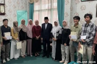 Presiden Direktur MDNG, Prof Fasli Jalal didampingi Yenni Halim (Wakil Bendahara MDNG) serta pimpinan Fakultas Kedokteran UNP, foto bersama usai penyerahan beasiswa di Kampus Diniyah Putri Padang Panjang, Kamis. (istimewa)