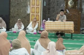 Ketua DPRD Sumbar, Muhidi memberikan tausyiah di acara MTI Masjid Baitul Jihad, Komplek Filano Jaya II, Ahad pagi. (humas)