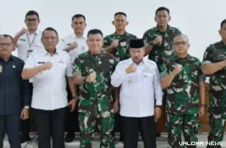 Bupati Agam, Andri Warman foto bersama dengan Danrem 032/Wbr, Brigjen TNI Wahyu Eko Purnomo dan jajaran, usai paparan rencana pelaksanaan TMMD/N di Nagari Balingka, Kecamatan IV Koto, di Makorem WBR, Rabu. (humas)