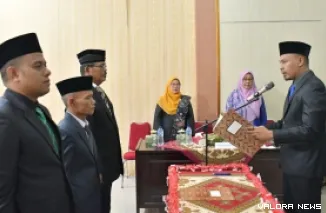 Camat Lubuk Basung, Ricky Eka Putra melantik 3 penjabat Wali Nagari Persiapan di Aula Kantor Camat Lubuk Basung, Kamis. (humas)