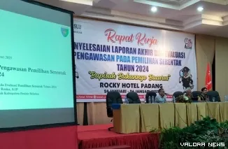 Sekda Pessel Mawardi Roska (tengah), jadi pemateri Rapat Kerja Penyelesaian Laporan Akhir, dan Evaluasi Pengawasan, Pada Pemilihan Serentak Tahun 2024, dilaksanakan Bawaslu Pessel, di Padang, Sabtu (25/1/2025). FOTO: tusrisep