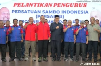 Gubernur Sumbar, Mahyeldi foto bersama Ketua Umum Persambi, Krisna Bayu, Nurfirmanwansyah (Ketua Persambi Sumbar) serta jajaran pengurus, usai pelantikan di auditorium gubernuran, Sabtu. (humas)