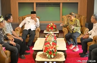 Gubernur Sumbar, Mahyeldi dengarkan paparan Ketua PWS Sumbar, Kang Maman beserta jajaran pengurus, di istana gubernuran, Jumat. (humas)