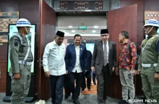 Sekdaprov Sumut, Effendy Pohan bersama unsur pimpinan DPRD Sumut periode 2024-2029, jelang rapat paripurna dengan agenda pengesahan penunjukan Erni Ariyanti sebagai pimpinan dewan, Jumat. (humas)