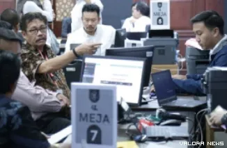 Suasana pendaftaran pihak terkait di loby gedung MK. (humas mk)