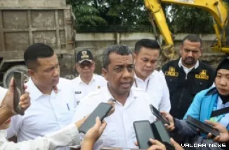 Pj Wako Pekanbaru, Roni Rakhmat diwawancarai media usai meninjau proses pengangkatan sampah di Tempat Penampungan Sementara (TPS) Jalan Sawo, Siak II, Rabu. (humas)
