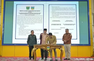 Gubernur Sumbar, Mahyeldi didampingi Pj Sekdaprov Sumbar, Yoswardi dan Syamsurizaldi (Sekda Solsel) menyaksikan Bupati Solok Selatan, Khairunnas menandatangani Nota Kesepakatan di Aula Kantor Bupati Solok Selatan, Sabtu. (humas)