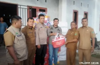 Kabid Linjamsos Dinsos Sumbar, Jhonneri menyerahkan paket bantuan Sembako pada Pemkab Pessel yang ditujukan untuk warga korban banjir did Nagari Duku, Pessel, Selasa. (humas)