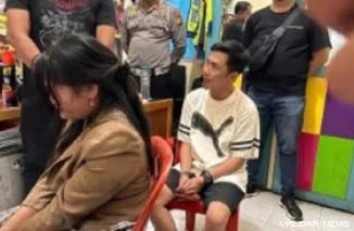 Sopir dan penumpang mobil calya yang menabrak satu keluarga di Jl Hangtuah Pekanbaru, saat menjalani pemeriksaan di Satnarkoba Polresta Pekanbaru, Kamis. (humas)