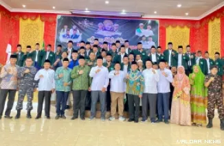 Khatib Syuriyah PBNU, KH Sholahuddin Al-Aiyub didampingi Pj Walikota Padang, Andree Algamar dan Wakil Wako Padang terpilih, Buya Maigus Nasir, foto bersama PCNU Kota Padang usai pelantikan di Palanta Rumah Dinas Wali Kota Padang, Sabtu (18/1/2024). (istim