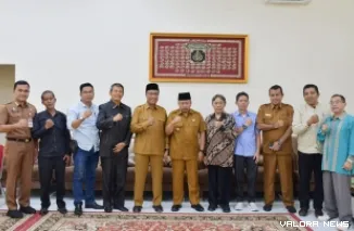 Bupati Agam, Andri Warman didampingi Marfendi (Wawako Bukittinggi) dan jajaran, beraudiensi dengan Ketua Umum Perkab Sumsel terpilih, Nofrizon dan jajaran di Mess Pemkab Agam Belakang Balok, Selasa. (humas)