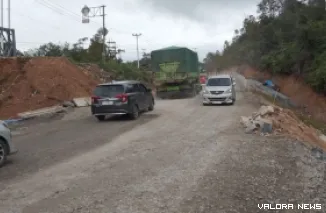 Kondisi lalu lintas di jalan lintas Riau-Sumbar tepatnya di Km 106 Desa Tanjung Alai, Kampar, Riau yang telah dilakukan dua arah seiring selesainya perbaikan tebing yang longsor, Senin. (humas)