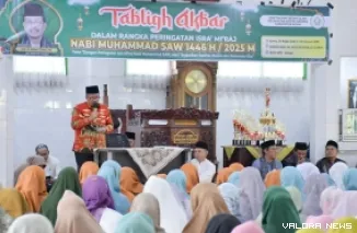 Bupati Agam, Andri Warman memberikan sambutan pada peringatan Isra Mi'raj Nabi Muhammad SAW yang digelar PHBI Kecamatan IV Angkek di Masjid Jami' Al Muslimun Balai Gurah, Kamis. (humas)
