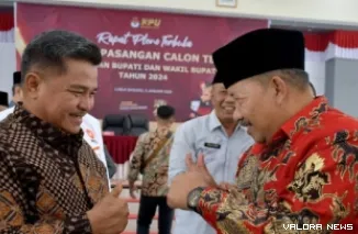 Bupati Agam, Andri Warman bersama pemenang pemilihan serentak 2024, Benni Warlis pada rapat pleno KPU Agam tentang penetapan bupati dan wakil bupati terpilih, Kamis. (humas)