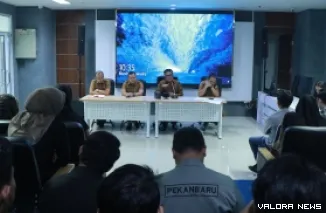 Plh Kepala Diskominfotiksan, Maisisco pimpin rapat perdana bersama jajarannya di Ruang Multimedia Gedung Diskominfo Perkantoran Tenayan Raya Pekanbaru, Senin. (humas)