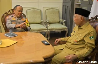 Gubernur Sumbar, Mahyeldi dengarkan paparan Kapolda Sumbar, Irjen Pol Gatot Tri Suryanta saat kunjungan silaturrahim, di Istana Gubernuran, Senin.