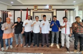 Wawako Bukittinggi, Marfendi bersama staf, foto bersama dengan sejumlah wartawan usai diskusi tentang rencana pembangunan pustaka di tahun 2025 ini. Pustaka ini dibiayai melalui APBN.