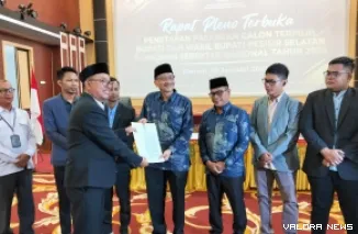 KPU Pessel menyerahkan SK Penetapan Paslon Bupati/Wakil Bupati Terpilih tahun 2024 ke Hendrajoni dan Risnaldi, di Painan, Kamis (9/1/2025). FOTO: tusrisep
