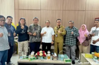 Ketua DPRD Padang, Muharlion didampingi Hendrizal Azhar (Sekwan) foto bersama dengan wartawan usai diskusi tentang tawuran dan balap liar, Senin. (istimewa)
