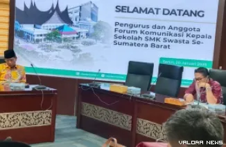 Wakil Ketua DPRD Sumbar, Evi Yandri menerima aspirasi Forum Komunikasi Kepala Sekolah SMK Swasta se-Sumbar, di ruang Banggar, Senin. (humas)