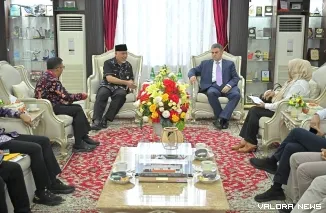 Gubernur Sumbar, Mahyeldi dialog bersama Dubes Romania untuk Indonesia, HE Mr Dan Adrian Blnescu di istana gubernuran, Kamis. (humas)