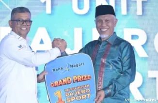 Gubernur Sumatera Barat, Mahyeldi menerima secara simbolis hadiah utama undian Ollin Nagari, Kunci Mobil Sport merk Pajero, pada peluncuran di Padang, Kamis. (humas)