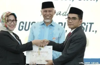 Gubernur Sumbar, Mahyeldi saksikan serah terimajabatan Kepala Kantor Wilayah (Kanwil) BPN Sumatera Barat, dari Sri Puspita Dewi pada Teddi Guspriadi di auditorium gubernuran, Kamis. (humas)