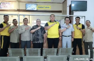 Ketua DPRD Sumbar, Muhidi foto bersama dengan Kepala UPTD Samsat Solok, Adrian Fatriska dan Kasat Lantas Polres Solok, Iptu Rido di ruang layanan unit kerja penghasil PAD itu, Sabtu. (humas)