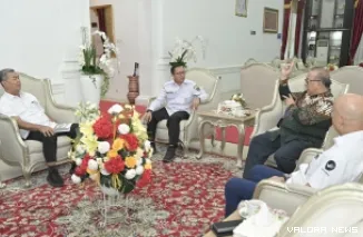 Pj Sekda Sumbar, Yozawardi Usama Putra dialog dengan Ketua IHLC, Sapta Nirwandar diskusikan pelaksanaan  Konferensi Internasional Halal Lifestyle dan Teknologi 2025 di Istana Gubernuran Sumbar, Rabu. (humas)