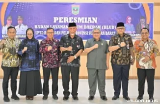 Gubernur Sumbar, Mahyeldi foto bersama ausai meresmikan perubahan status UPTD Balai Kesehatan Olahraga Masyarakat (BKOM) dan Pelatihan Kesehatan (Pelkes) Provinsi Sumbar jadi Badan Layanan Umum Daerah (BLUD), Kamis. (humas)
