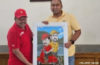 Wakil Gubernur Sumbar, Audy Joinaldy menyerahkan cenderamata berupa karikatur dirinya bersama Bupati Agam, Andri Warman usai bersilaturahmi di Mess Pemkab Agam Belakang Balok Bukittinggi, Sabtu. (humas)