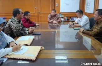 Dirjen Planologi Kehutanan dan Tata Lingkungan Kementerian Kehutanan, Ade Tri Ajikusumah dan staf, berdialog dengan Yozawardi (Pj Sekda Sumbar) dan jajaran, terkait kelanjutan pembangunan Jalan Alahan Panjang-Kiliran Jao, Rabu. (humas)